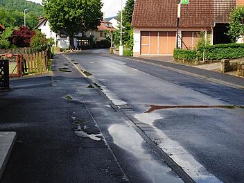 Gehsteige mit Asphaltdecke - oder die optisch schönere Version mit Pflaster? Im Zuge der Bauarbeiten zur Erneuerung der Straßenbeleuchtung war das ein Streitthema im Riedenberger Gemeinderat. Partiell entschlossen sich die Räte zur Pflasterung mit späterer Ausweitung auf andere Gemeindebereiche im Ortskern.  Foto: Evelyn Schneider