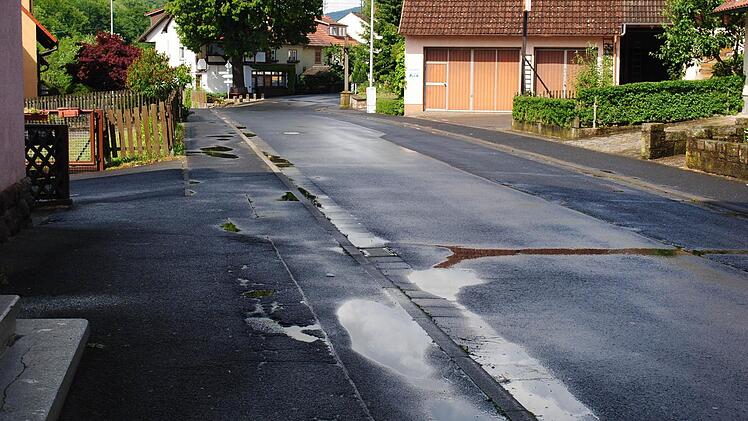 Gehsteige mit Asphaltdecke - oder die optisch schönere Version mit Pflaster? Im Zuge der Bauarbeiten zur Erneuerung der Straßenbeleuchtung war das ein Streitthema im Riedenberger Gemeinderat. Partiell entschlossen sich die Räte zur Pflasterung mit späterer Ausweitung auf andere Gemeindebereiche im Ortskern.  Foto: Evelyn Schneider