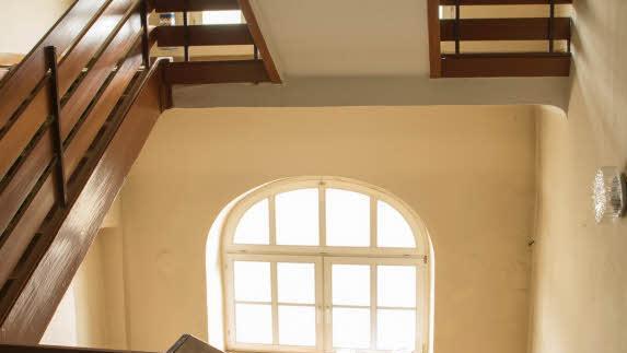 Abgewetzte Teppiche, heruntergekommene Zimmer: Das ehemalige Hotel "Post" in der Ludwigstraße steht seit vielen Jahren leer. Foto: Jürgen Hüfner