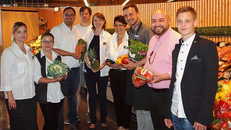 Auch die Aufgaben im großen Obst- und Gemüsebereich wollten Emmi Zeulner ( Fünfte von links) und Paul Ziemiak (Siebter von links) kennenlernen. Mit im Bild die beiden Geschäftsführer Christian Werner ( Dritte von links) und Marina Werner (Sechste von links). Foto: Alfred Thieret