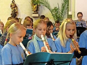 Die Flöten-Orff-Gruppe spielte "Wir sagen euch an den lieben Advent". Foto: Franka Struve
