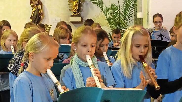 Die Flöten-Orff-Gruppe spielte "Wir sagen euch an den lieben Advent". Foto: Franka Struve
