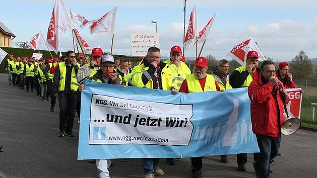 Der Protestzug bewegte sich vom Werksgel&auml;nde zum TSV-Sportheim