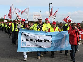 Der Protestzug bewegte sich vom Werksgelände zum TSV-Sportheim