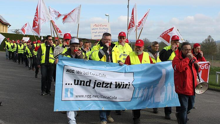 Der Protestzug bewegte sich vom Werksgelände zum TSV-Sportheim