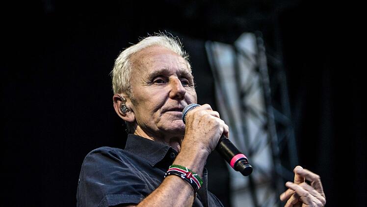 Impressionen vom Tambacher Sommer: Rund 1500 begeisterte Fans im ausverkauften Tambacher Schloss erlebten den Auftritt der Ersten Allgemeinen Verunsicherung. Foto: Jochen Berger