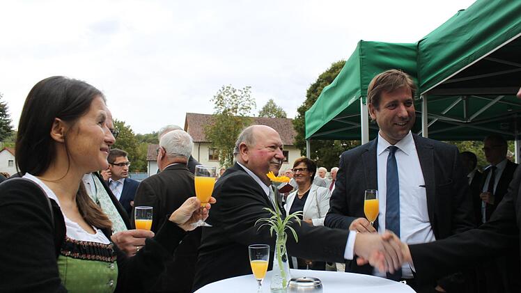 Die Bürgermeister Christiane Meyer (NLE. Ebermannstadt) und Ludwig Bäuerlein (CSU, Aufseß) stießen mit dem Forchheimer Landrat Hermann Ulm an. Foto: Carmen Schwind
