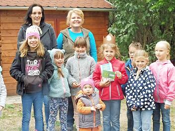 Die Neuenseer "W&uuml;hlm&auml;use" mit den Jugendleiterinnen Manuela Hofmann und Sonja Warmuth und der Kartoffelk&ouml;nigin Emma Foto: privat