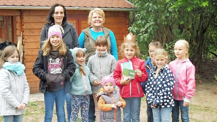 Die Neuenseer "W&uuml;hlm&auml;use" mit den Jugendleiterinnen Manuela Hofmann und Sonja Warmuth und der Kartoffelk&ouml;nigin Emma Foto: privat