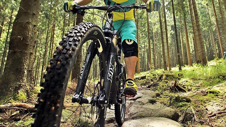 Mit dem Mountainbike durch den Wald: Ist das auch bald in der Kommune Maßbach möglich?  Foto: Jan Woitas