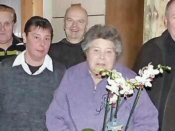 Die Jubilarin Erika Hüttner (vorne mit Blumen) zusammen mit ihren Geburtstagsgästen Foto: Klaus-Peter Wulf