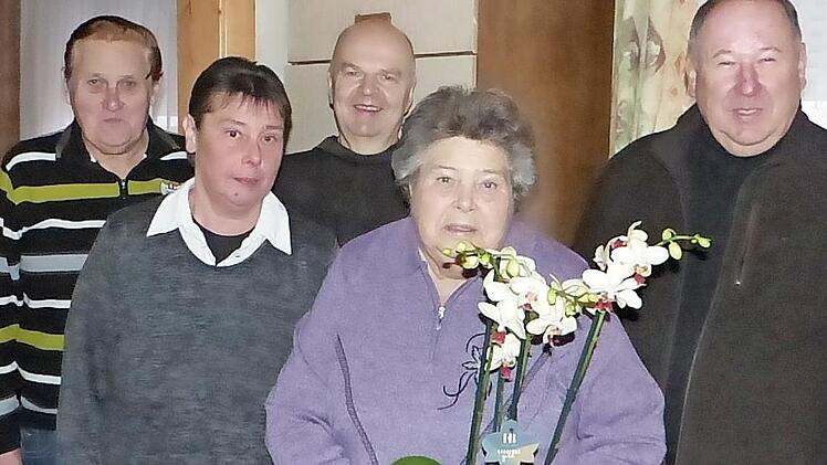 Die Jubilarin Erika Hüttner (vorne mit Blumen) zusammen mit ihren Geburtstagsgästen Foto: Klaus-Peter Wulf