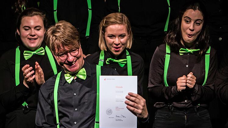 Das Jubiläumskonzert zum zehnjährigen Bestehend des Hochschulchors "Die Klangfänger" im Landestheater Coburg wurde zum Abschiedskonzert für Chorleiter Moritz Metzner. Für seine VErdienste wurde Metzner mit der goldenen Ehrenmedaille der Hochschule Coburg ausgezeichnet.Foto: Jochen Berger