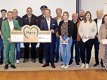 Die VR-Bank Oberfranken-Mitte spendete 10.600 Euro aus Mitteln des Gewinnsparens.