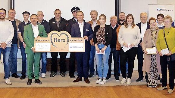 Die VR-Bank Oberfranken-Mitte spendete 10.600 Euro aus Mitteln des Gewinnsparens.