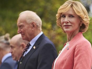 In "Tanz der Titanen" spielt Cate Blanchett eine deutsche Bundeskanzlerin, die Angela Merkel auffällig ähnlich sieht.