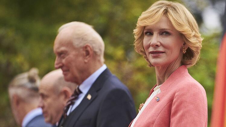 In "Tanz der Titanen" spielt Cate Blanchett eine deutsche Bundeskanzlerin, die Angela Merkel auffällig ähnlich sieht.