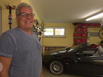 "Das perfekte Dinner" - Tag 4 Bogenschieß-Ausrüstung und Cabrio: Bald-Rentner Peter (62) in seinem Männer-Paradies.