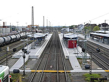 Mit E-Scooter am Bahnhof Schweinfurt - Mann st&ouml;&szlig;t 16-J&auml;hrigen aufs Gleis