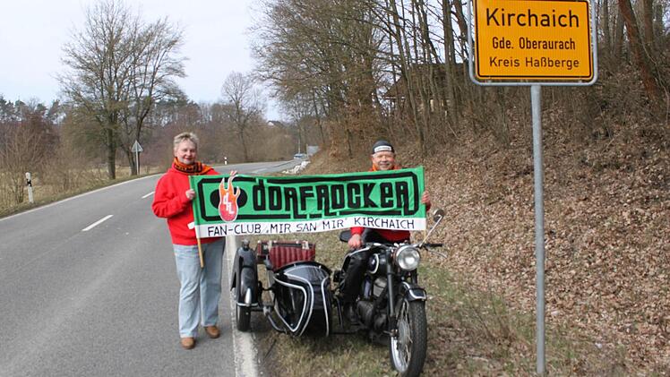 Mit dieser BMW-Oldtimer-Maschine R 252, Baujahr 1952, sind Helga und Andreas Geus im Video zu sehen. Die grüne "Dorfrocker"-Fahne hat Helga Geus selbst genäht.