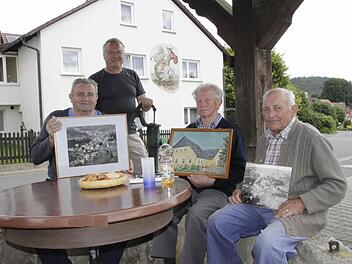 Erhard Wiegärtner, Oswin Gmelch, Georg Vogler und Hans Häfner erinnern sich an Jugendstreiche. Fotos: Josef Hofbauer