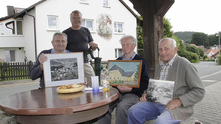 Erhard Wiegärtner, Oswin Gmelch, Georg Vogler und Hans Häfner erinnern sich an Jugendstreiche. Fotos: Josef Hofbauer