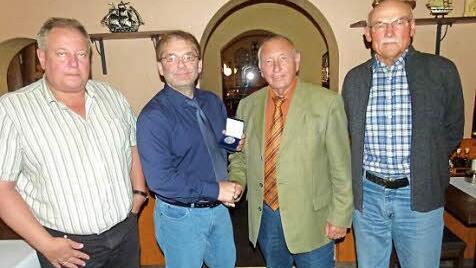 Die Gemeindemedaille für Sport und Kultur überreichte Bürgermeister Heinz Burges (Zweiter von rechts) dem dreifachen Kickerweltmeister Heinz Kießling (Zweiter von links). Weiter im Bild stellvertretender Bürgermeister Volker Schmiechen (links) und Gemeinderat Alfred Vießmann (rechts). Foto: Werner Oetter