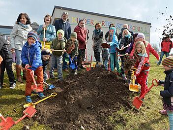 Beim Spatenstich für den Anbau des Kindergartens halfen auch die Kleinen tatkräftig mit.  Foto: Ronald Rinklef