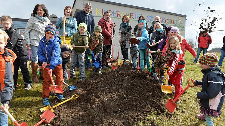 Beim Spatenstich für den Anbau des Kindergartens halfen auch die Kleinen tatkräftig mit.  Foto: Ronald Rinklef