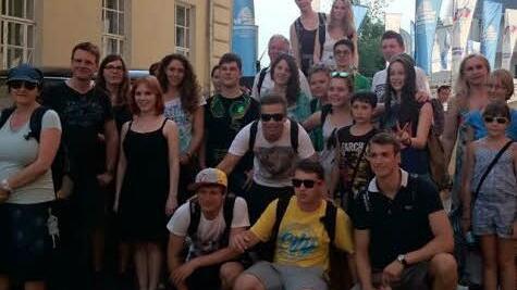 Die Besuchergruppe vor dem Planetarium