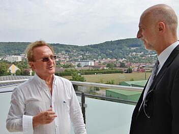Schaible-Projektleiter Alfred Jutt erläutert Oberbürgermeister Kay Blankenburg auf dem Balkon der Penthouse-Wohnung die nächsten Kissingen-Pläne der Rastatter Immobiliengruppe.  Foto: Sigismund von Dobschütz