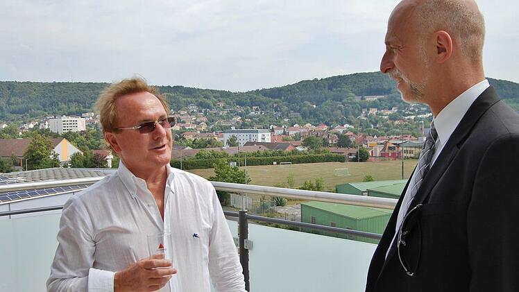 Schaible-Projektleiter Alfred Jutt erläutert Oberbürgermeister Kay Blankenburg auf dem Balkon der Penthouse-Wohnung die nächsten Kissingen-Pläne der Rastatter Immobiliengruppe.  Foto: Sigismund von Dobschütz