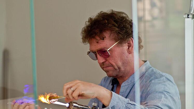 Impressionen vom Lampenglas-Workshop im Glasmuseum Rosenau: Thomas Müller-Litz bei der Arbeit.Foto: Jochen Berger