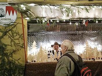 Wilhelm Wölker aus Breitbrunn bietet einmal im Jahr seine Schnitzerei auf dem Weihnachtsmarkt im Gleisenauer Schlosshof feil.  Foto: Friederike Stark