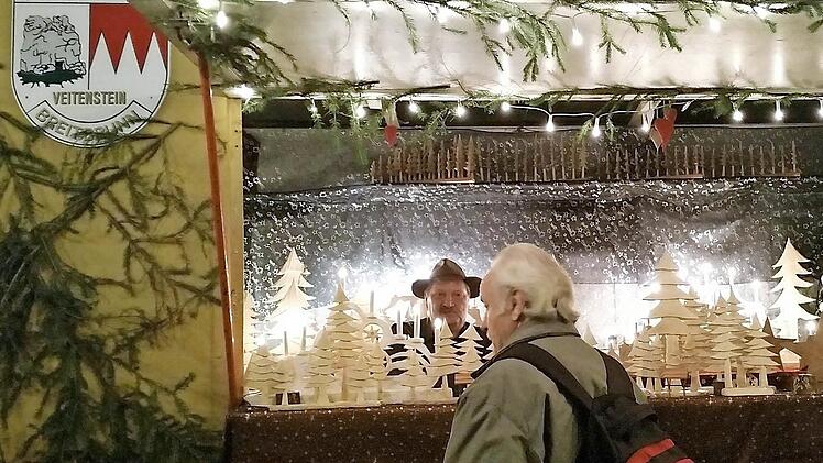 Wilhelm Wölker aus Breitbrunn bietet einmal im Jahr seine Schnitzerei auf dem Weihnachtsmarkt im Gleisenauer Schlosshof feil.  Foto: Friederike Stark