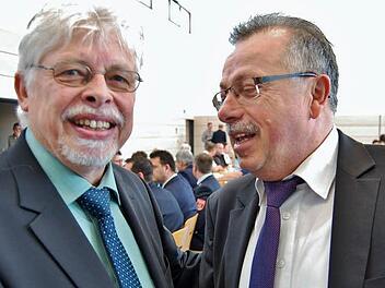 Als Gast im eigenen Haus ließ sich Bürgermeister Wolfgang Back vom stellvertretenden Landrat Emil Müller in der wiedereröffneten Henneberg-Halle zum Neujahrsempfang begrüßen. Foto: Sigismund von Dobschütz