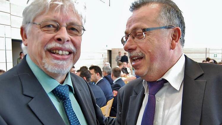 Als Gast im eigenen Haus ließ sich Bürgermeister Wolfgang Back vom stellvertretenden Landrat Emil Müller in der wiedereröffneten Henneberg-Halle zum Neujahrsempfang begrüßen. Foto: Sigismund von Dobschütz