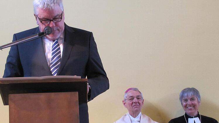 Während OB Norbert Tessmeer seine Rede hielt, saßen Bamberger Erzbischof Ludwig Schick und die Bayreuther Regionalbischöfin Dorothea Greiner freudig beieinander.