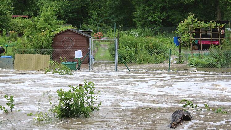 Das Wasser machte auch vor den Kleingärten nicht halt.