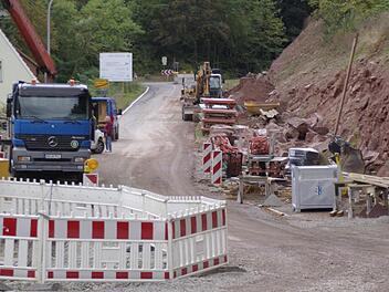 Die Baustelle zur Verlegung des "Schrenkbachs" und dessen Folgen sorgten für Diskussionen im Gemeinderat Aura.  Foto: Winfried Ehling