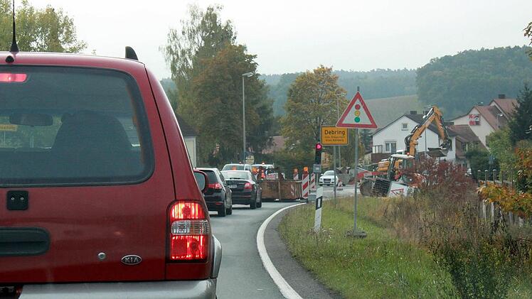 In Debring kommt es seit Montag immer wieder zu längeren Wartezeiten. Die Bauarbeiten des Staatlichen Bauamts an der B22 haben am Morgen begonnen. Der Verkehr wird nun von einer Baustellenampel geregelt.  Foto: Sebastian Martin