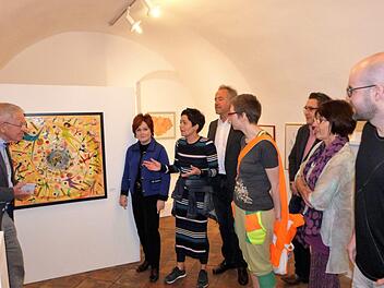 In der Oberen-Stadt-Galerie sind gegenwärtig über 50 Arbeiten von 21 Kunstschaffenden des Kulmbacher Kunstvereins zu sehen. Von links: Dieter Hägele, stellvertretende Landrätin Christina Flauder, Claudia Schwarz und Vorsitzender Karl-Heinz Greim. Foto: Werner Reißaus