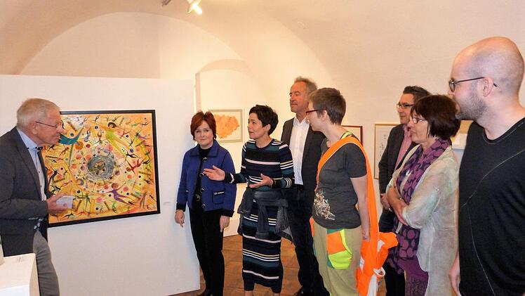 In der Oberen-Stadt-Galerie sind gegenwärtig über 50 Arbeiten von 21 Kunstschaffenden des Kulmbacher Kunstvereins zu sehen. Von links: Dieter Hägele, stellvertretende Landrätin Christina Flauder, Claudia Schwarz und Vorsitzender Karl-Heinz Greim. Foto: Werner Reißaus