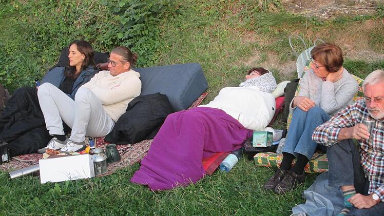 Liegend, kauernd oder sitzende lauscht das Publikum. Foto: Winfried Ehling