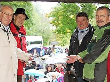 Vor vier Jahren gab Josef Madl (rechts) gemeinsam mit (von links) Matthias Feil vom Frankenwaldverein, Bürgermeister Roland Wolfrum und Landrat Klaus Peter Söllner das Frankenwald-Steigla frei. Foto: Arciov