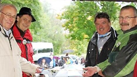 Vor vier Jahren gab Josef Madl (rechts) gemeinsam mit (von links) Matthias Feil vom Frankenwaldverein, Bürgermeister Roland Wolfrum und Landrat Klaus Peter Söllner das Frankenwald-Steigla frei. Foto: Arciov