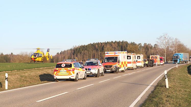Auf der Bundesstraße B13 kam es Oberdachstetten und Gräfenbuch zu einem schweren Unfall. Foto: News5/Haag