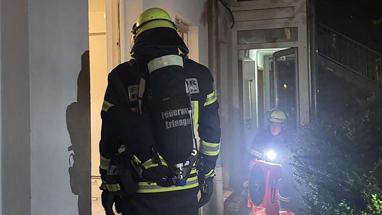 Erlangen: Rauch bis zum Boden - Nachbar rettet Bewohner das Leben