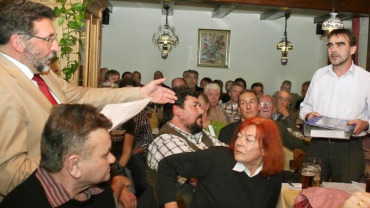 In der Bürgerversammlung im November 2011 will Siegfried Piechulek (l.) als Sprecher der Schwimmbadinitiative Aschbach Unterschriftslisten an Bürgermeister Zipfel (links) übergeben. Der Bürgermeister verweist ihn jedoch auf eine Übergabe im Rathaus.  Foto:  Seeger/Archiv