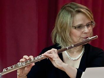 Die Flötistin Marthel Witkowski stellte sich auch mit Solowerken von Claude Debussy und Paul Hindemith vor.Fotos: Jochen Berger